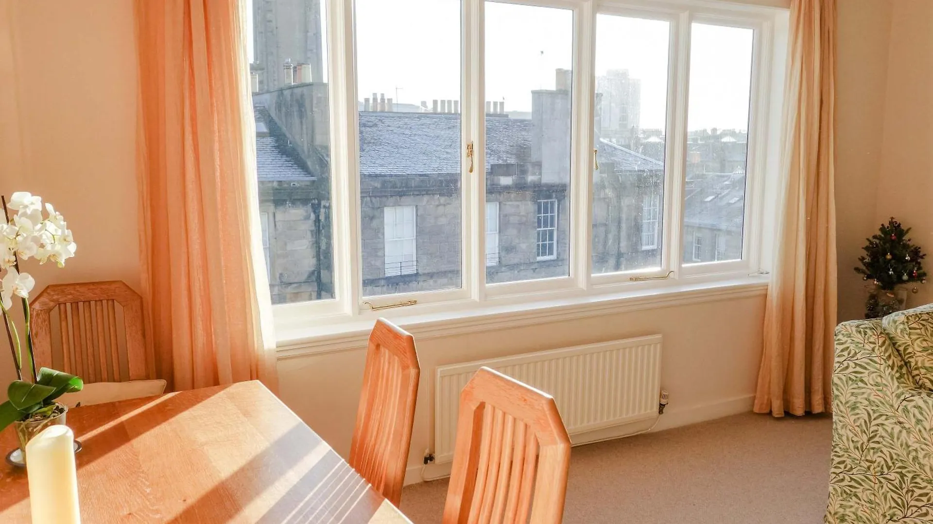 Sophisticated Edinburgh Apartment In City Centre