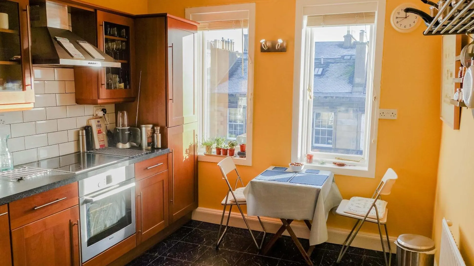 Sophisticated Edinburgh Apartment In City Centre 0*,